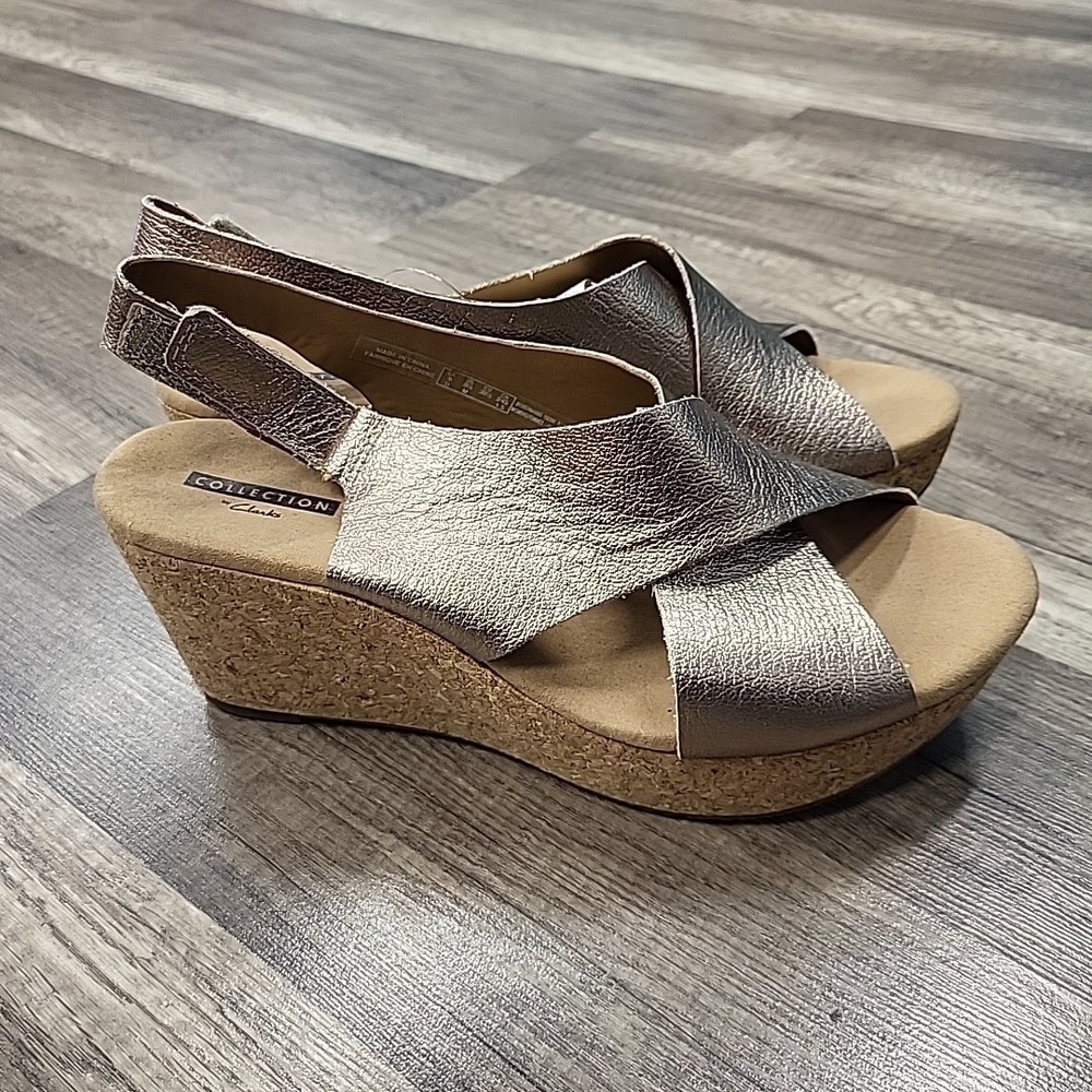 Clarks Shoes Womens Size 8.5 Gold Metallic Wedge Sandals Cushion Soft Comfort